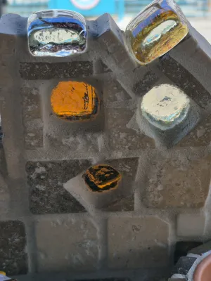 Osłonka na doniczkę z mozaiką kamienną i szklaną – handmade, 19,5 × 15 × 20 cm